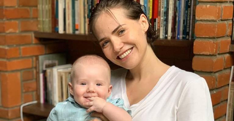 Letícia Colin surge em momento de intimidade com o filho e encanta seguidores