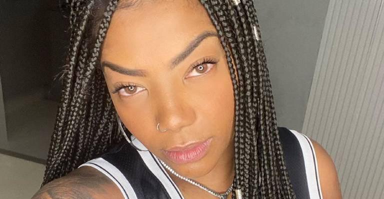 Ludmilla surge em clique ao lado da esposa e preocupa amigos: ”Você está bem?”