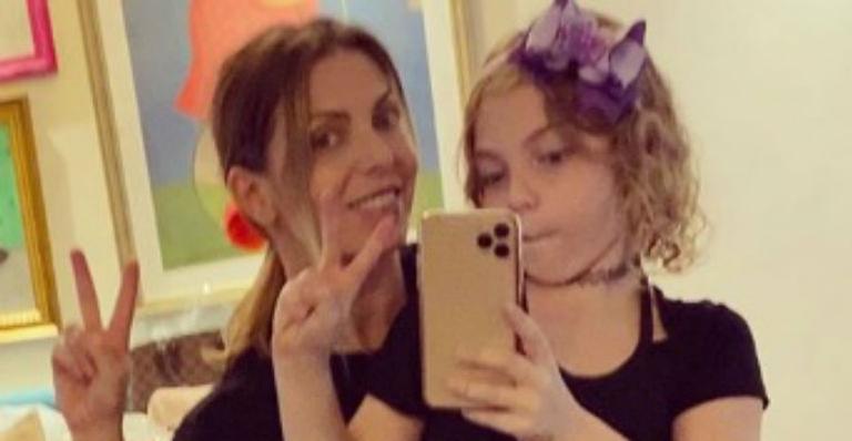 Sheila Mello posa em selfie com a filha e encanta: “Meu bebê cresceu”