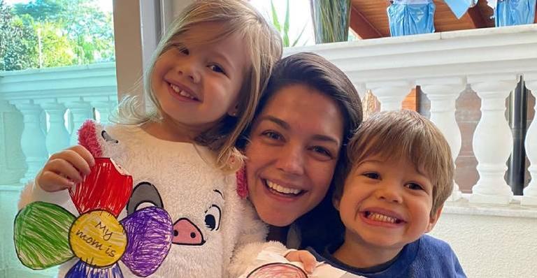 Thais Fersoza surge agarrada com os filhos e faz texto reflexivo sobre pandemia
