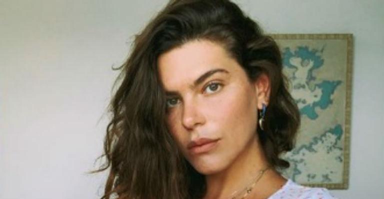 Toda natural, Mariana Goldfarb surge nas redes de calcinha: “Moda em casa”