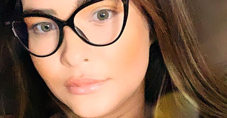 Geisy Arruda aposta em look com corte generoso e desabafa sobre isolamento: ”Ansiedade”