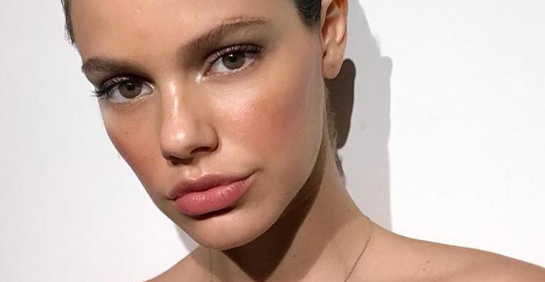 Laura Neiva arranca elogios ao surgir só de biquíni branco na web: ”Beleza harmoniosa”