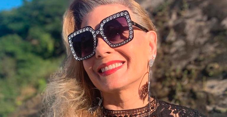 Vera Fischer surge glamurosa e ostenta óculos grifados de R$ 4 mil em casa: ”Eterna musa”