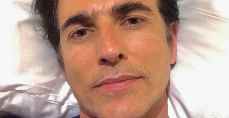 Reynaldo Gianecchini surge com cabelo grisalho e arranca elogios da web: ”Beleza e charme”