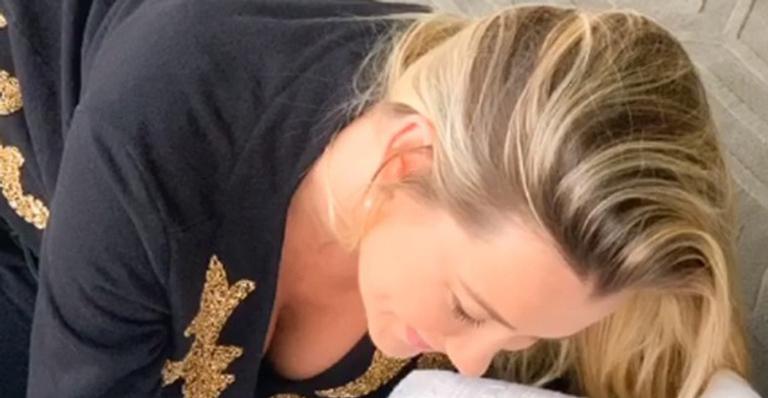 Em fotos inéditas, filha de Ana Paula Siebert e Roberto Justus surge com lookinho luxuoso e deixa a mamãe babando