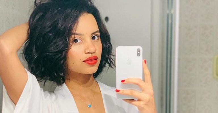Ex-BBB Gleici Damasceno aposta em produção caprichada e causa com foto usando um robe branco
