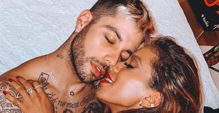 Gui Araújo posa trocando carícias com Anitta na cama e diz: ”Entendo quem não gosta”
