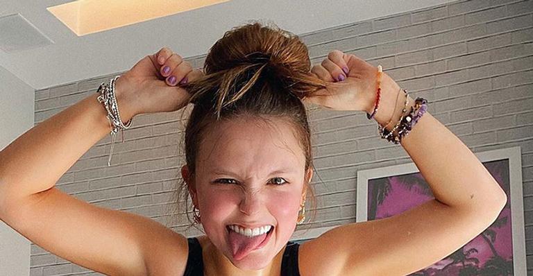 Larissa Manoela causa, posa de shortinho e top após o treino e exibe barriga trincada: ”Suadeira”