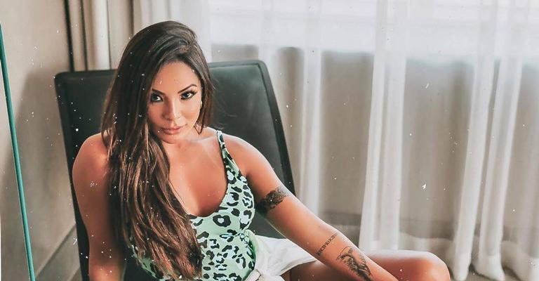 Carol Nakamura posa plena tomando sol e ganha ‘chuva’ de elogios dos fãs