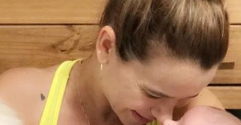 Dany Bananinha derrete fãs ao mostrar sorrisão da filha recém-nascida: ”Que fofura!”