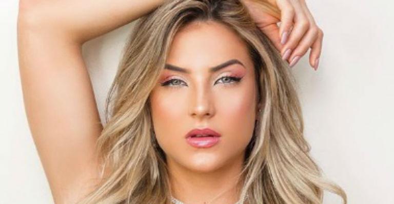 Ex-BBB Gabi Martins faz carão e posa com um decote profundo: “Sem palavras”