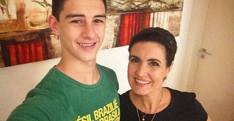 Fátima Bernardes fala sobre fraude em auxílio emergencial com nome do filho: ”São muitos golpes”