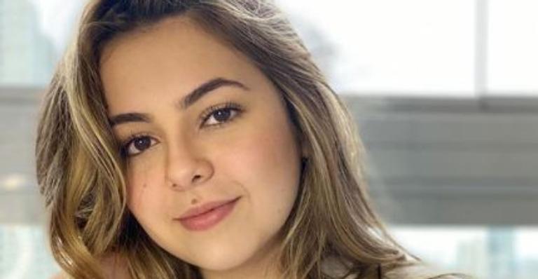 Klara Castanho radicaliza e adota fios cacheados e franjinha durante quarentena