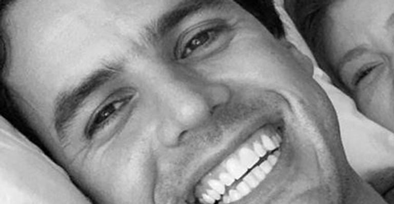 Marina Ruy Barbosa publica foto na cama com o marido logo após acordar: ”Te amo”