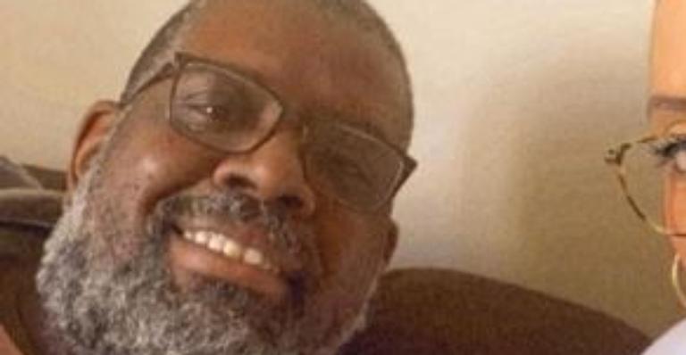 Péricles deixa o hospital e posa com a esposa em casa: ”Bem e me recuperando”