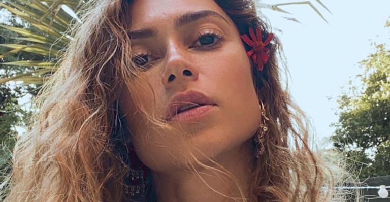 Só de biquíni, Thaila Ayala posa em feixe de luz do sol e dispara: ”Abençoada”