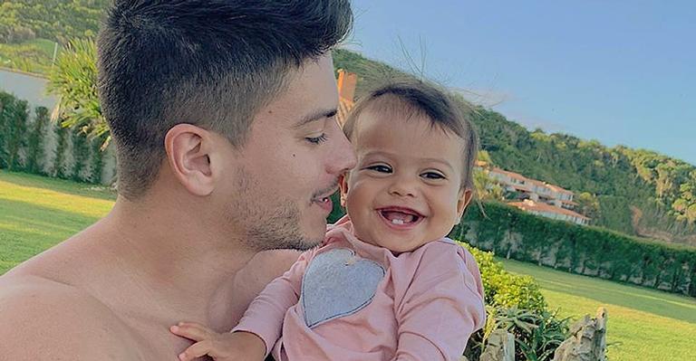 Arthur Aguiar explode o fofurômetro ao mostrar filha fazendo careta: ”Cara de brava”