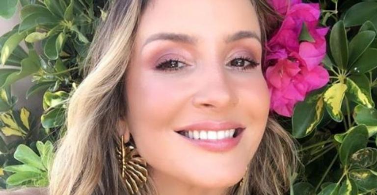 Claudia Leitte deixa fãs perplexos ao exibir barriguinha chapada em selfie de lingerie