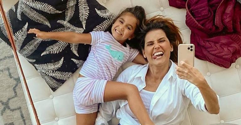 Deborah Secco dança muito com a filha e encanta a internet com fofura
