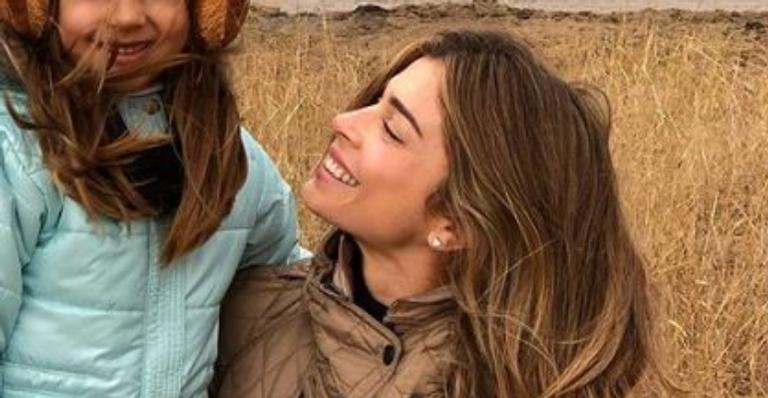 Grazi Massafera ajuda filha no dever de casa e se orgulha: ”Estudiosa”