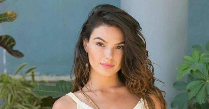 Isis Valverde explode fofurômetro ao posar com toda família reunida e se declara