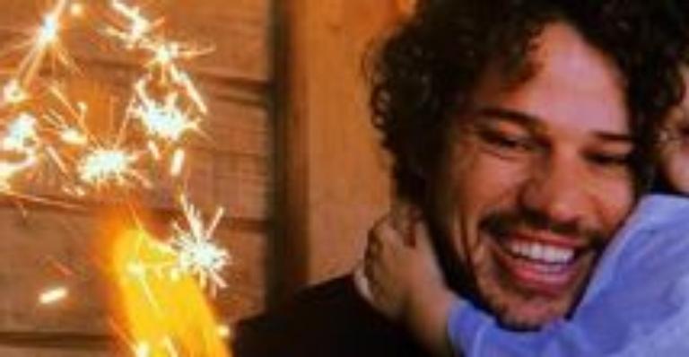 José Loreto ganha bolinho e abraço especial da filha em seu aniversário: ”A maior felicidade do mundo”