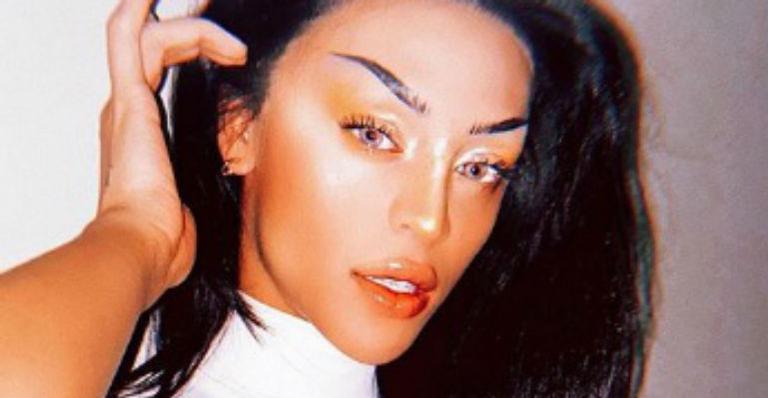 Pabllo Vittar empina o bumbum e surge de biquíni mínimo: “Que vista”