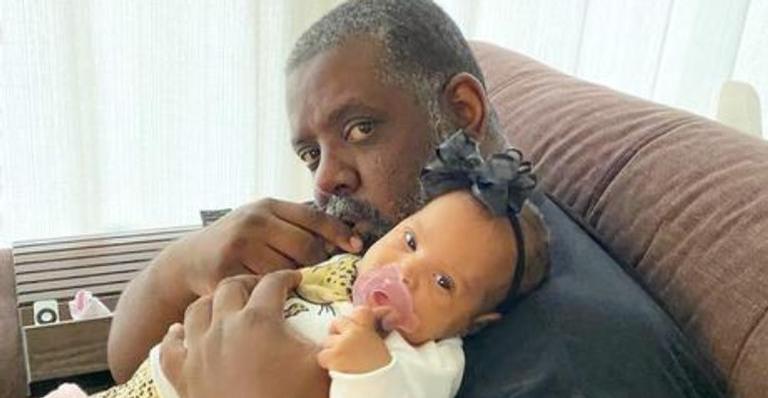 Péricles encanta ao mostrar filha caçula agasalhada para se proteger do frio: “Cada dia mais fofa”