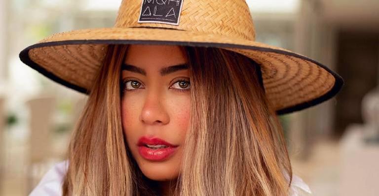 Irmã de Neymar Jr., Rafaella Santos surge usando biquíni cavadíssimo na web