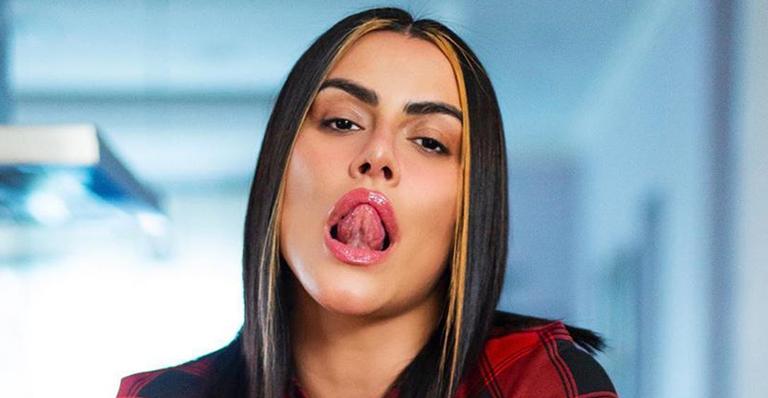 Só de pijama, Cleo faz balanço sobre saúde mental na quarentena: ”Pequenos surtos diários”
