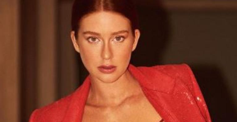 De lingerie vermenlha, Marina Ruy Barbosa rouba a cena de ostenta corpo impecável