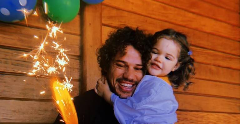 José Loreto resgata clique da infância e semelhança com a filha chama atenção