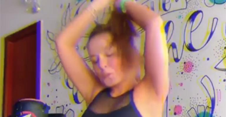 Larissa Manoela se joga e rebola na frente do espelho em momento ousado: ”Não me julguem”