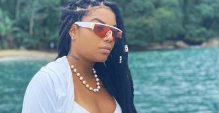 Ludmilla ostenta corpão poderoso e curte dia de luxo em Angra dos Reis com a namorada