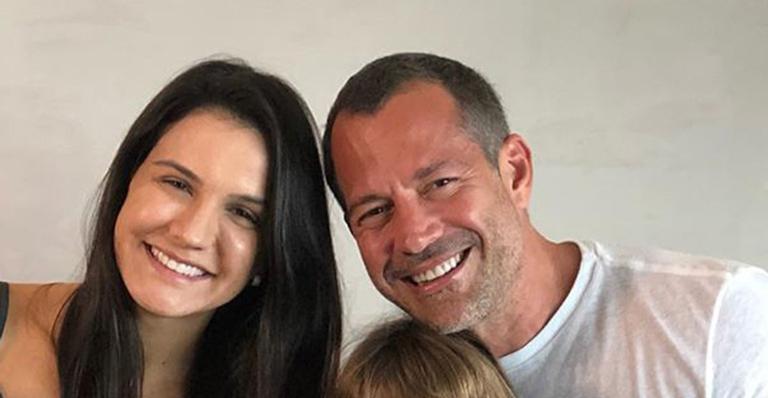 Malvino Salvador anuncia nas redes sociais que esposa está grávida: ”Família está crescendo”
