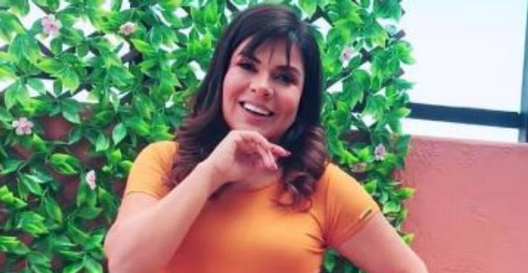 Mara Maravilha exibe corpão violão em look justinho aos 52 anos: ”Que inveja!”