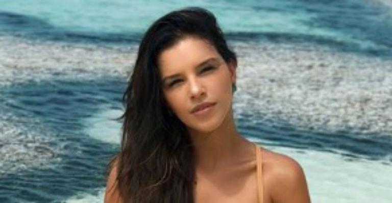 Mariana Rios surge com cabelão e abdômen trincado em foto ousada: “Beleza rara”