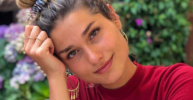 Sasha Meneghel ganha banquete do namorado e retribui o carinho com beijo apaixonado