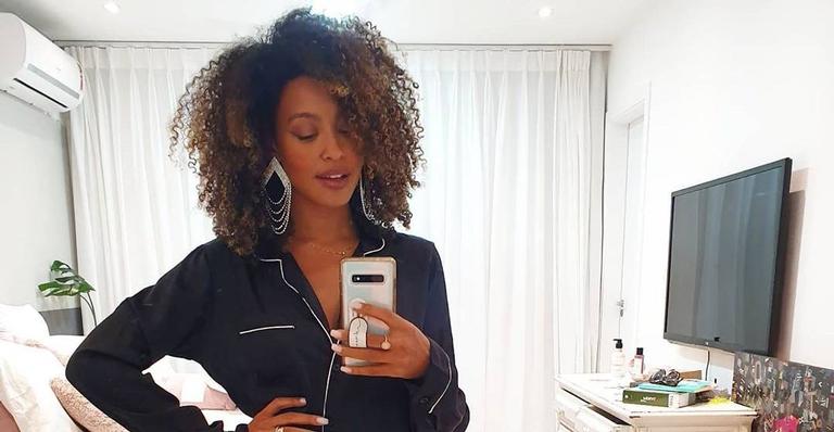 Sheron Menezzes resgata clique com o filho e semelhança chama atenção: ‘Cara de um, focinho do outro’