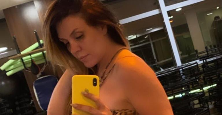 Aos 43 anos, Simony posa com look-escândalo e empina o bumbum: ”Se ame em primeiro lugar”