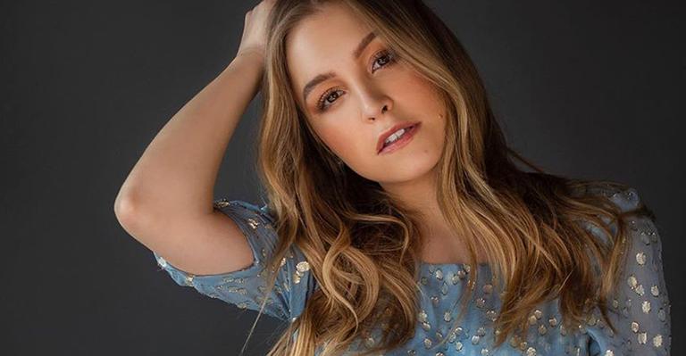Só de top, Carla Diaz tenta tomar banho de sol na varanda de casa e lamenta: ”Ele não veio”
