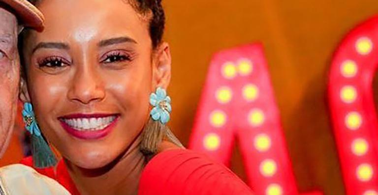 Taís Araujo surpreende fãs ao surgir em clique raro com o pai: ”Te amo, papai”