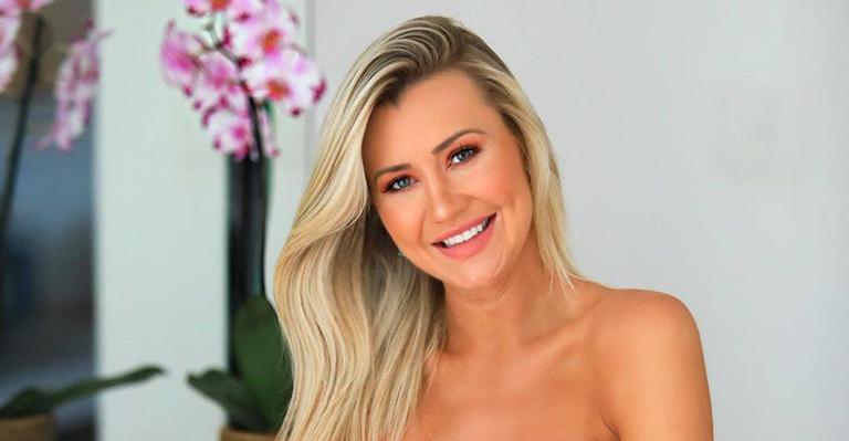 Que fofura! Ana Paula Siebert segura a mãozinha da filha que surge usando look luxuoso