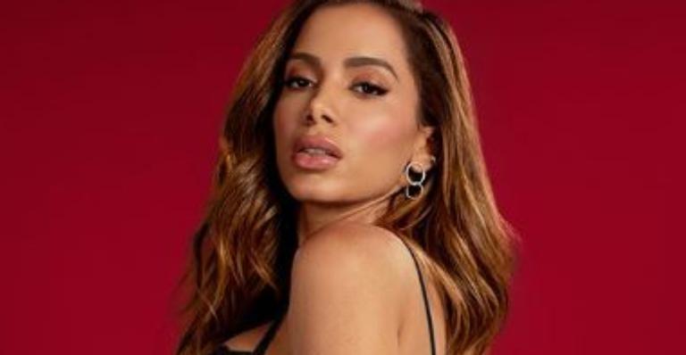 Anitta deixa fio-dental à mostra em look picante e boa forma impressiona web: ”Maravilhosa”