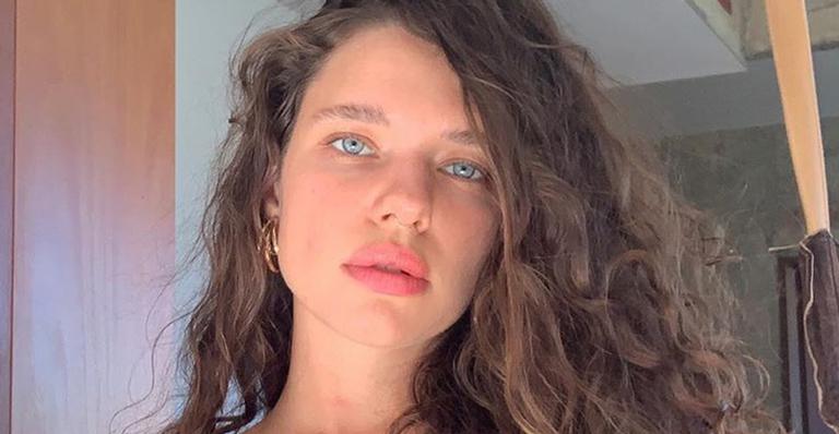 Bruna Linzmeyer posa com top, deixa parte dos seios de fora e fã brinca: ”Quase desmaiei”