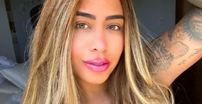 Rafaella Santos exibe bumbum generoso em clique de biquíni e arranca elogios na web