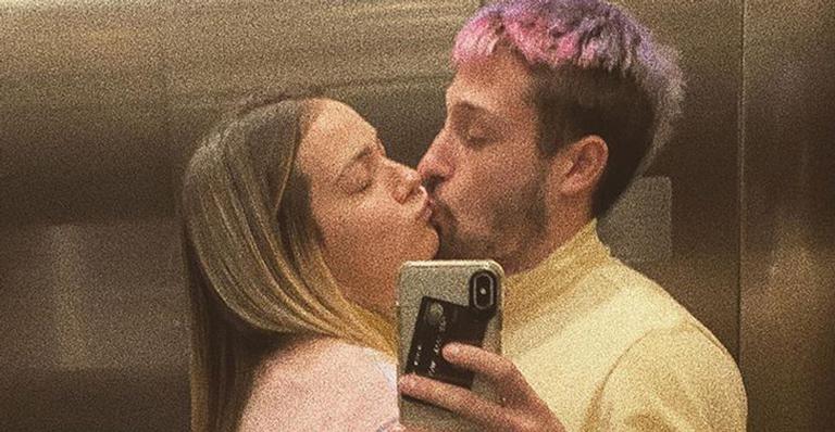 Ex de Neymar surge apalpando o bumbum do marido em clique bem ousado: ”Somos diferentes”