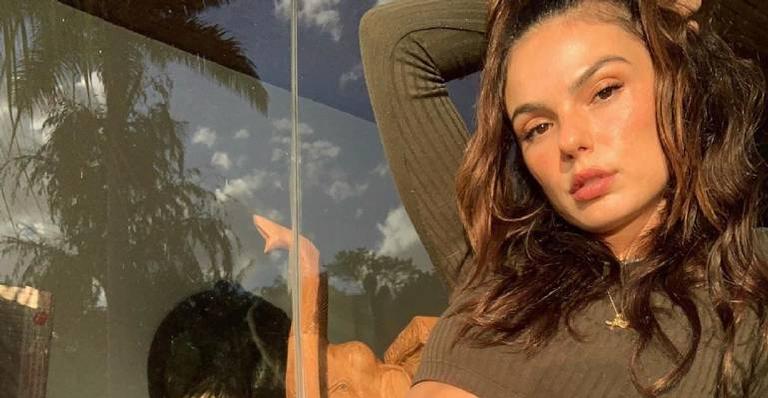 Isis Valverde trabalha na companhia do filho durante quarentena: ”Sempre coladinho”
