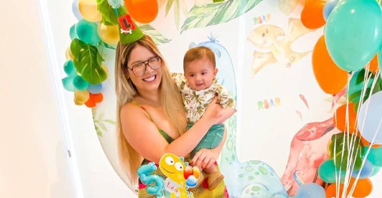 Filho de Marília Mendonça rouba a cena ao surgir cheio de estilo e com violão